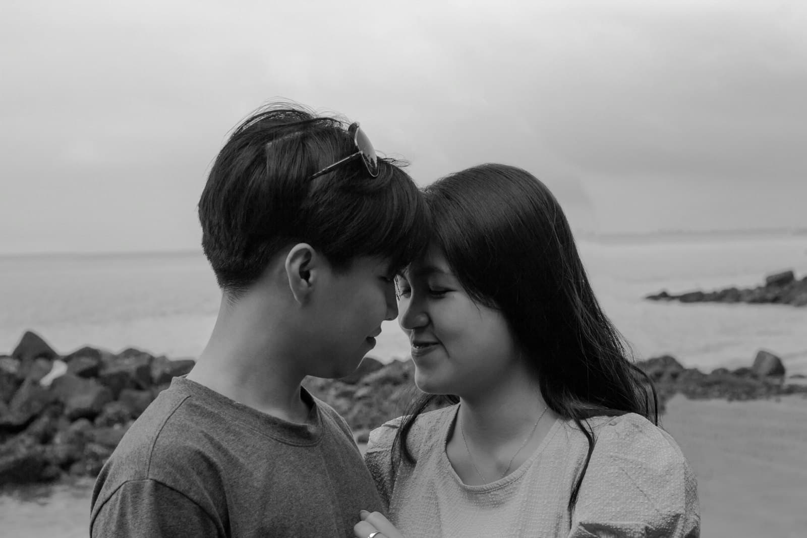 Cặp đôi chạm trán vào nhau bên bờ biển có ghềnh đá