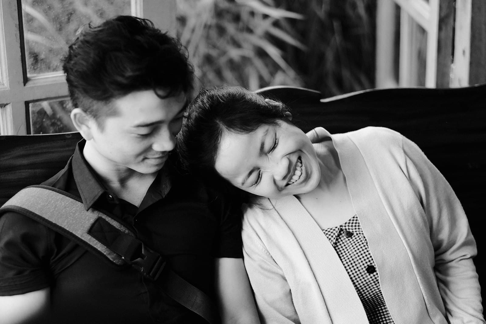 Cô gái tựa đầu vào vai chàng trai, cả hai cùng cười